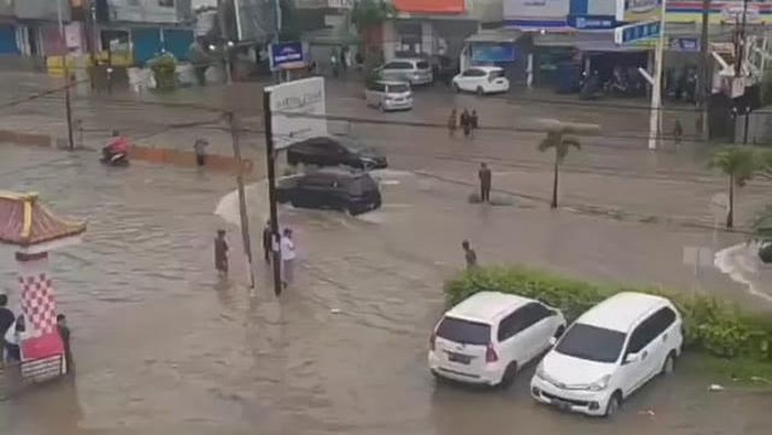 Banjir hampir menggenangi seluruh kecamatan di Palembang, Sumsel. Banjir terjadi usai hujan deras mengguyur sejak dini hari tadi. (dok Istimewa)