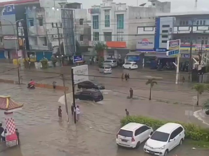 Banjir hampir menggenangi seluruh kecamatan di Palembang, Sumsel. Banjir terjadi usai hujan deras mengguyur sejak dini hari tadi. (dok Istimewa)