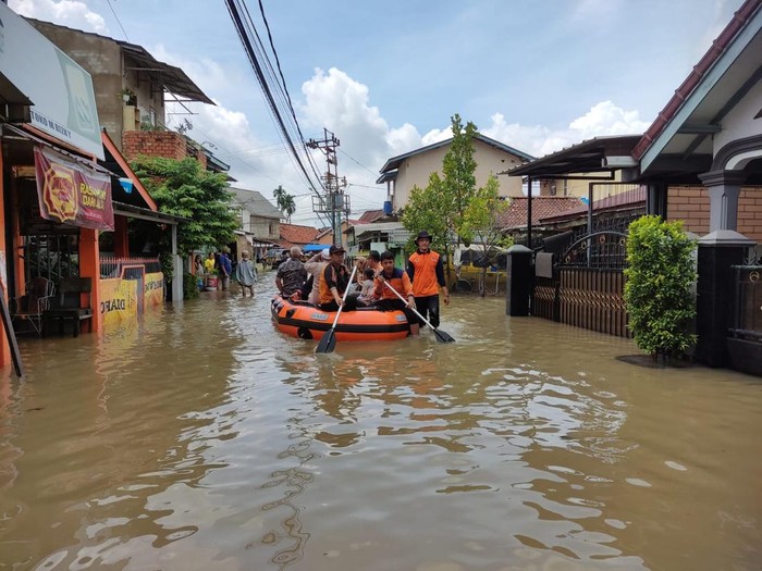 Banjir hampir menggenangi seluruh kecamatan di Palembang, Sumsel. Banjir terjadi usai hujan deras mengguyur sejak dini hari tadi. (dok Istimewa)