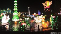 Semakin malam Taman Lampion akan semakin cantik. Pendar lampunya makin menyala. (Bonauli/detikcom)