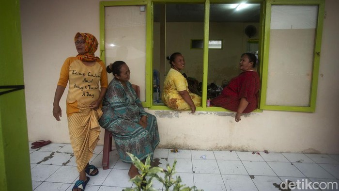 Begini Kondisi Pengungsi Saat Semeru Masih Berstatus Siaga Sejumlah pengungsi beraktivitas di posko pengungsian bencana erupsi semeru, Lumajang, Jumat (25/11/2021). kantor desa pasiran yng berada di kaki gunung kini disulap jadi posko pengungsian