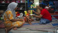 Hingga kini warga warga lereng Semeru masih tinggal di pengungsian.