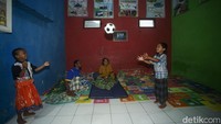 Dua orang anak mengisi waktu di pengungsian dengan bermain bola. Hal itu dilakukan untuk menghilangkan rasa jenuh di pengungsian.