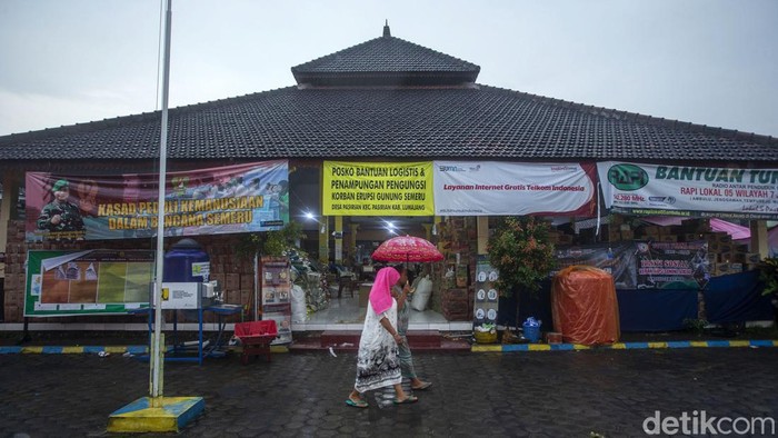 Begini Kondisi Pengungsi Saat Semeru Masih Berstatus Siaga Sejumlah pengungsi beraktivitas di posko pengungsian bencana erupsi semeru, Lumajang, Jumat (25/11/2021). kantor desa pasiran yng berada di kaki gunung kini disulap jadi posko pengungsian