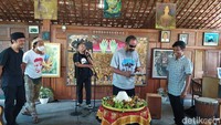 Pembukaan Borobudur Peace Studio ini bertepatan dengan perayaan Natal. Dalam pembukaan ini hadir sejumlah perupa seperti Bayu Wardhana, Sony Santosa, Deddy Paw, seniman Sutanto Mendut dan lain-lainnya.