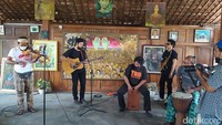 Untuk Borobudur Peace Studio ini lokasinya satu kompleks dengan Rumah Ketela di Jalan Badrawati, Dusun Ngaran II, Borobudur, Kecamatan Borobudur.
