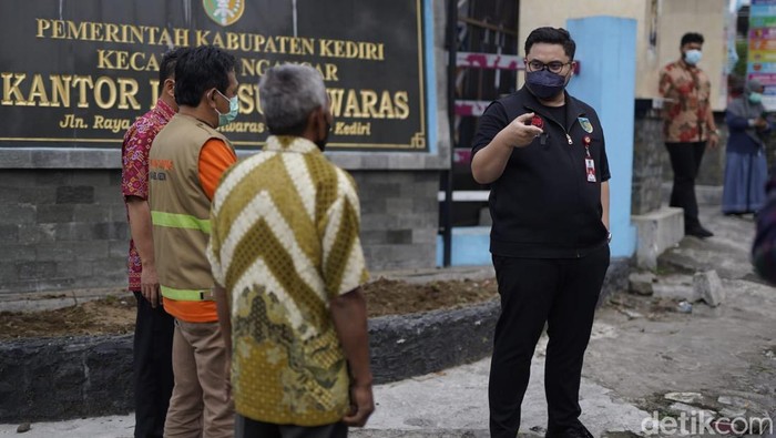 Bupati Kediri Hanindhito Himawan Pramana merima aduan warga yang kesulitan mendapatkan pasokan air bersih. Lalu, ia langsung datang ke Kecamatan Ngancar.