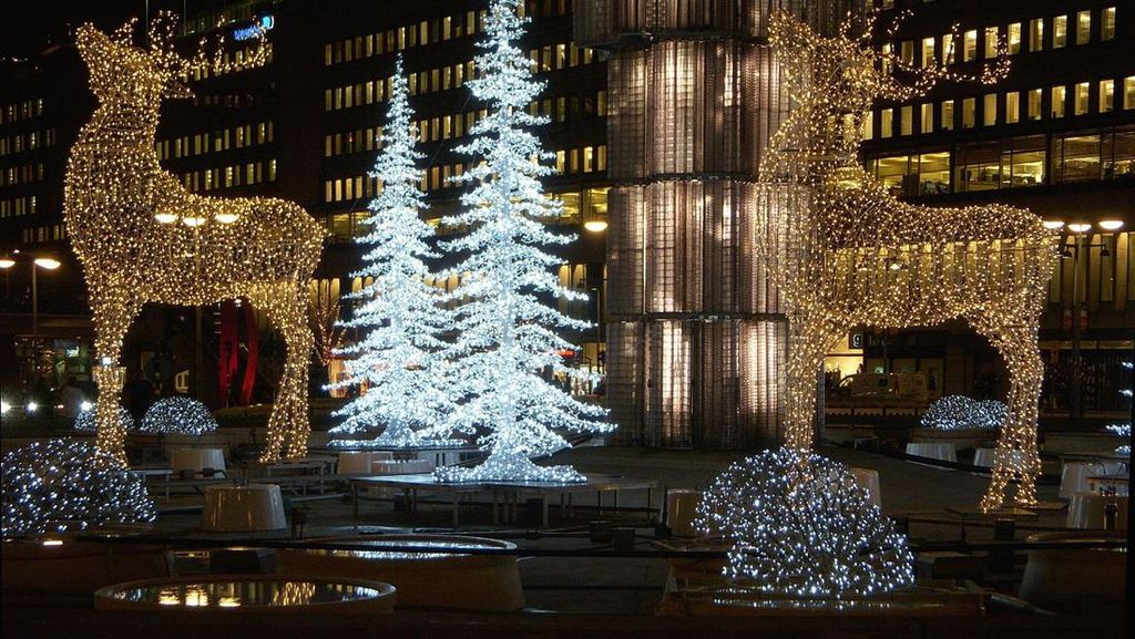 9 Tradisi Natal Unik di Berbagai Negara, Ada Sauna sampai Pantau Bintang
