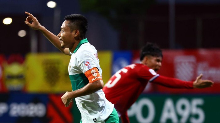 Evan Dimas SINGAPORE, SINGAPORE - DECEMBER 12: Evan Dimas Darmono #6 of Indonesia celebrates after scoring his teams fifth goal as Loungleuang Keophouvong #25 of Laos reacts during the second half of their AFF Suzuki Cup Group B game at Bishan Stadium on December 12, 2021 in Singapore. (Photo by Yong Teck Lim/Getty Images)