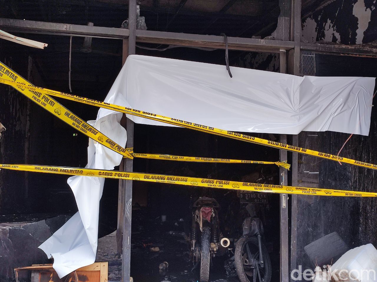 Foto: Seorang warga tewas dalam kebakaran sebuah ruko tiga lantai di Ancol, Pademangan, Jakarta Utara (Jakut). Kebakaran tersebut diduga akibat korsleting. (Nahda Rizki/detikcom)