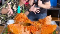 Hobi makan, keduanya bahkan menerima tantangan untuk makan bakso berukuran jumbo. Tidak hanya ukuran yang besar, bakso yang disajikan juga disiram dengan sambal pedas yang melimpah. Foto: Instagram/melaney_ricardo/tyson_lynch