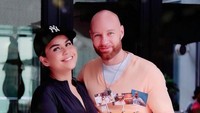 Selain anaknya, Melaney juga begitu romantis saat merayakan ulang tahun suaminya. Kue yang manis dilengkapi dengan foto-foto Tyson menjadi kejutan yang diberikan di hari spesial bagi Tyson. Foto: Instagram/melaney_ricardo/tyson_lynch