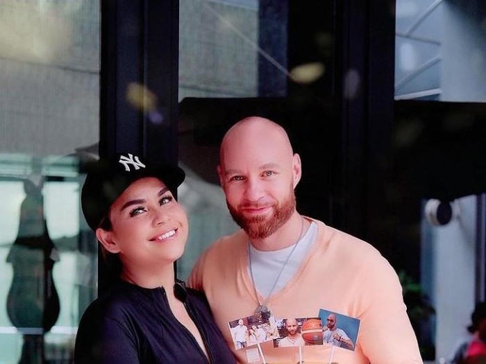 Keluarga Melaney Ricard dan Tyson Lynch Saat Makan Bareng