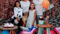 Perayaan ulang tahun anggota keluarganya juga menjadi momen spesial yang tidak boleh dilewatkan. Keluarga yang harmonis ini begitu ceria saat meraykan ulang tahun Chloe, anaknya, dibalut pakaian berwarna putih. Foto: Instagram/melaney_ricardo/tyson_lynch
