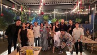 Pergi hangout untuk makan malam bersama keluarga juga tidak pernah dilewatkan kedunya. Hadir mewarnai suasana makan malam yang hangat, Melaney dan Tyson terlihat begitu bahagia. Foto: Instagram/melaney_ricardo/tyson_lynch