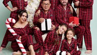 Unggah foto Natal bersama keluarga besarnya, Tyson Lynch tampak tak hadir dalam foto keluarga Melaney Ricardo. Hal ini membuat netizen bertanya-tanya. Foto: Instagram/melaney_ricardo/tyson_lynch