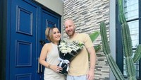 Ikut mengunggah foto yang sama, Tyson juga mengungkapkan kesedihannya karena tak bisa merayakan Natal bersama. Ternyata alasan Tyson yang tak hadir dijawab oleh adik dari Melaney. Foto: Instagram/melaney_ricardo/tyson_lynch