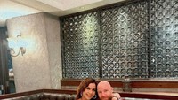 Hangout untuk makan malam romantis berdua juga sering dilakukan keduanya. Berfoto sambil memeluk Tyson, terlihat beberapa makanan lezat yang dipesan oleh Melaney dan Tyson untuk dinikmati. Foto: Instagram/melaney_ricardo/tyson_lynch