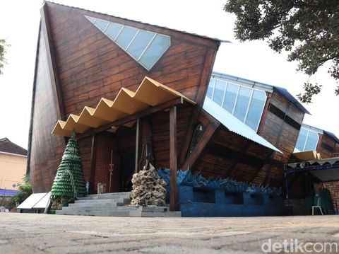 Kesan unik langsung terasa saat pandangan mata mengarah ke gereja di Jalan Kolonel Sugiono. Alih-alih mirip rumah, bentuknya identik dengan sebuah bahtera.