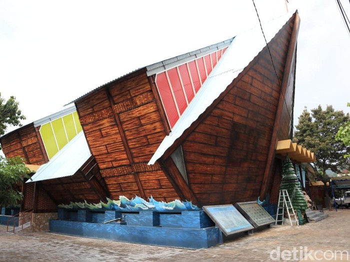Kesan unik langsung terasa saat pandangan mata mengarah ke gereja di Jalan Kolonel Sugiono. Alih-alih mirip rumah, bentuknya identik dengan sebuah bahtera.