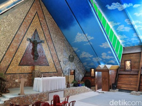 Kesan unik langsung terasa saat pandangan mata mengarah ke gereja di Jalan Kolonel Sugiono. Alih-alih mirip rumah, bentuknya identik dengan sebuah bahtera.