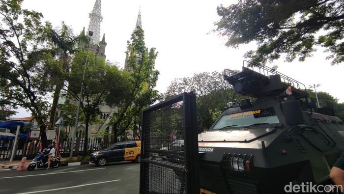Gereja Katedral Jakarta akan melaksanakan Misa Natal pagi ini. Polisi menjaga ketat area sekitar gereja, salah satunya menyiagakan mobil barracuda (Azhar Bagas Ramadhan/detikcom)
