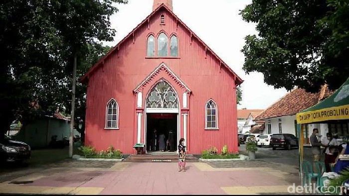Jemaat Gereja Merah Kota Probolinggo menunaikan ibadah Natal. Durasi doa pujian dan khotbah dipangkas sehingga lebih singkat.