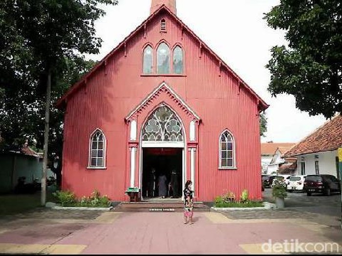 Jemaat Gereja Merah Kota Probolinggo menunaikan ibadah Natal. Durasi doa pujian dan khotbah dipangkas sehingga lebih singkat.