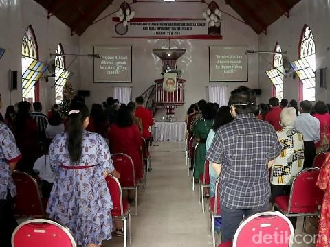 Jemaat Gereja Merah Kota Probolinggo menunaikan ibadah Natal. Durasi doa pujian dan khotbah dipangkas sehingga lebih singkat.