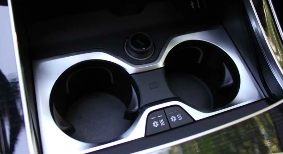 Ilustrasi Cup Holder BMW X7
