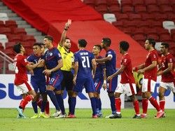 Di akhir babak pertama, Singapura bermain dengan 10 orang. Safuwan Baharudin diusir usai menyikut Rizky Ridho.