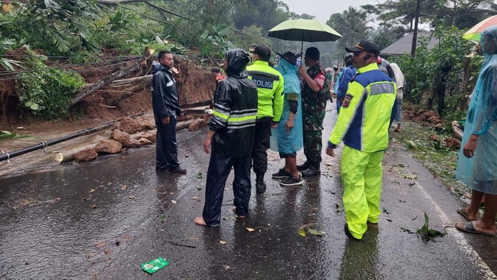 Jalan Cilawu Garut longsor, 25 Desember 2021