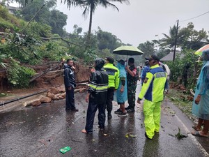 Jalan Utama Penghubung Tasik-Garut Longsor, Pengendara Diimbau Waspada