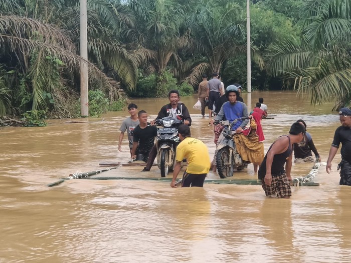 Jalan Lintas Tengah, Merlung, Tanjabbar, Jambi, 25 Desember 2021. (Dok Polsek Merlung)