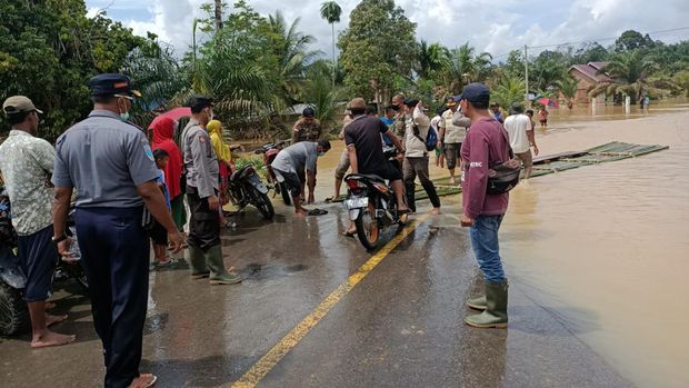 Jalan Lintas Tengah, Merlung, Tanjabbar, Jambi, 25 Desember 2021. (Dok Polsek Merlung)