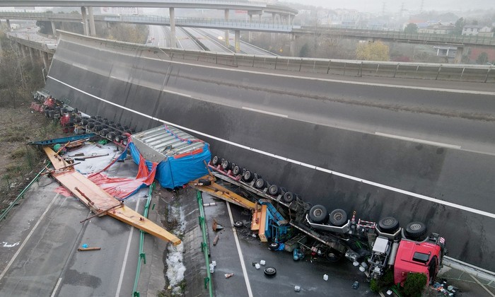 Jembatan layang ambruk di China.