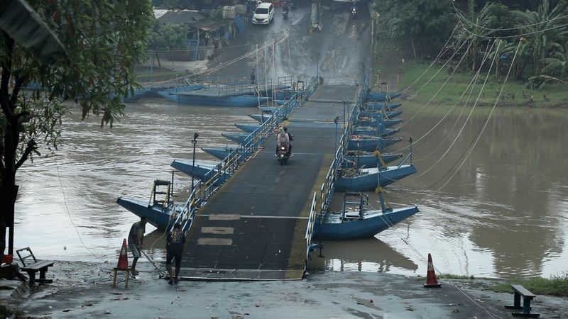 jembatan perahu di karawang viral milik h endang