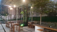 Dari pintu masuk Kafe Kopi Dua Puluh, traveler akan dipersilahkan menuruni tangga dan menemukan sebuah bangunan putih yang terlihat estetik. Meski baru saja dibangun, namun nilai seni dari bangunan kafe seolah menciptakan kesan tua.