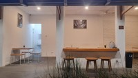 Tempat ini menyuguhkan konsep tempat ngopi sangat eksotis dan instagramable. Dari depan bangunan kafe hanya terlihat biasa layaknya ruko di pinggiran jalan.