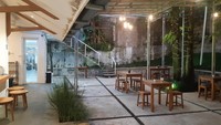 Kopi Dua Puluh, kafe ini baru saja dibuka pada akhir tahun 2020 dan di pertengahan 2021 sudah menjadi perbincangan hangat di kalangan anak muda.