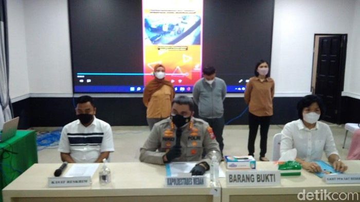 Kapolrestabes Medan Kombes Riko Sunarko dalam rilis kasus pengemudi mobil pukul remaja.