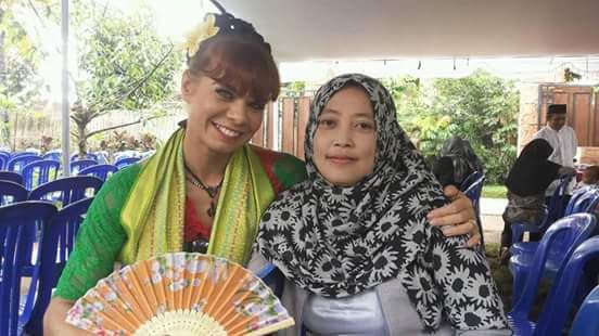 Katy (kiri) bule Estonia jatuh cinta dengan Tetebatu