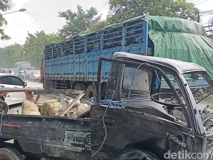 Pikap bermuatan bahan bangunan menabrak mobil di jalur pantura Panglima Sudirman, Desa Kalirejo, Kecamatan Dringu, Kabupaten Probolinggo. Sopir pikap sempat terjepit.