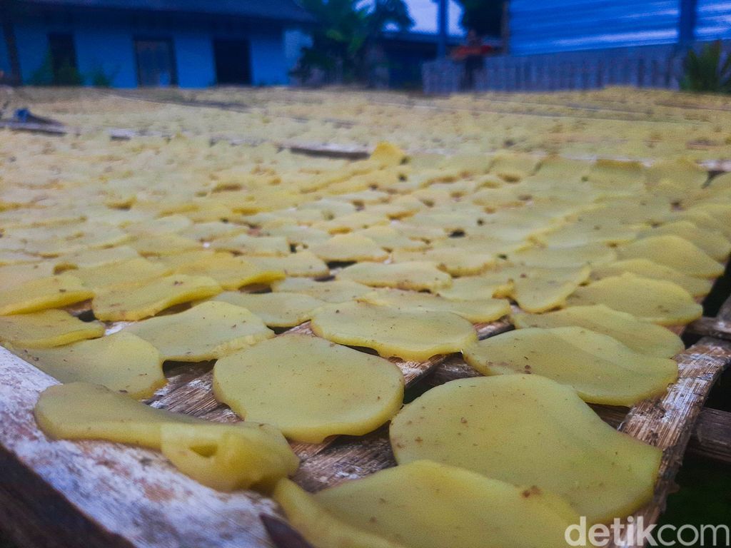 Kegiatan Harian Warga Desa Wisata Tetebatu. Mereka Bercocok Tanam hingga Memiliki Industri Kerupuk Rumahan.