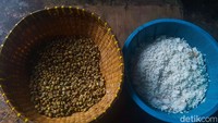 Warga di Desa Tetebatu, Lombok memiliki ciri khas tersendiri dalam meracik kopi. Tak hanya menggunakan biji kopi, tapi juga ditambahkan beras dan daging kelapa. Foto: detikFood/Yenny Mustika Sari