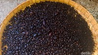 Semua bahan disangrai sampai kehitaman. Tak hanya beras dan kelapa, warga Tetebatu juga kerap menambahkan kakao (biji cokelat) agar rasanya makin kuat. Foto: detikFood/Yenny Mustika Sari