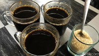 Kopi khas Tetebatu terkenal pekat dan aromanya harum. Karena terlalu pekat, maka warga menikmatinya bersama tambahan gula. Foto: detikFood/Yenny Mustika Sari