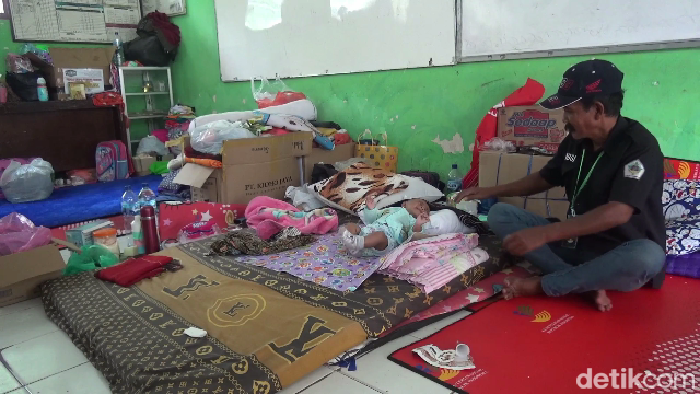 Salah seorang umat Kristiani yang menjadi korban erupsi Gunung Semeru yakni Sahari (50). Ia merupakan warga Desa Sumberwuluh, Kecamatan Candipuro, Lumajang. Ia sudah 20 hari di posko pengungsian, di SMPN 1 Candipuro.