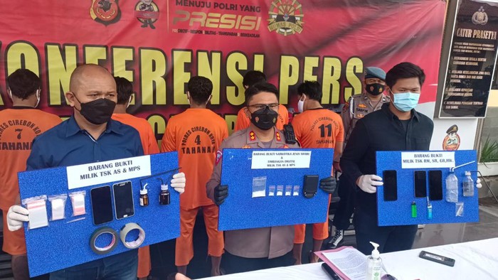 Lagi Asik Nyabu, 4 Sopir-Kernet Truk di Cirebon Dibekuk Polisi
