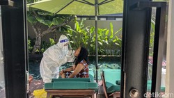 Petugas melakukan tes usap di hotel kawasan Seminyak, Bali. Layanan itu untuk mempermudah tamu hotel mendapatkan akses protokol kesehatan selama libur nataru.